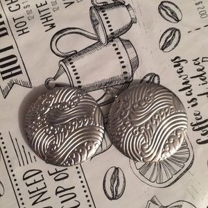 Lightweight earrings